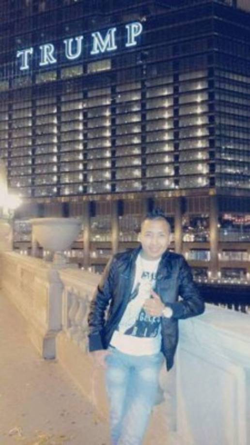 En esta imagen aparece el joven cantante en EEUU frente a la torre de Trump.