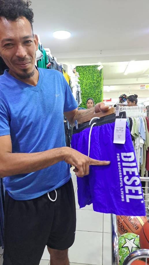 Entre todos le han comprado ropa y le han estado comprando medicamentos.