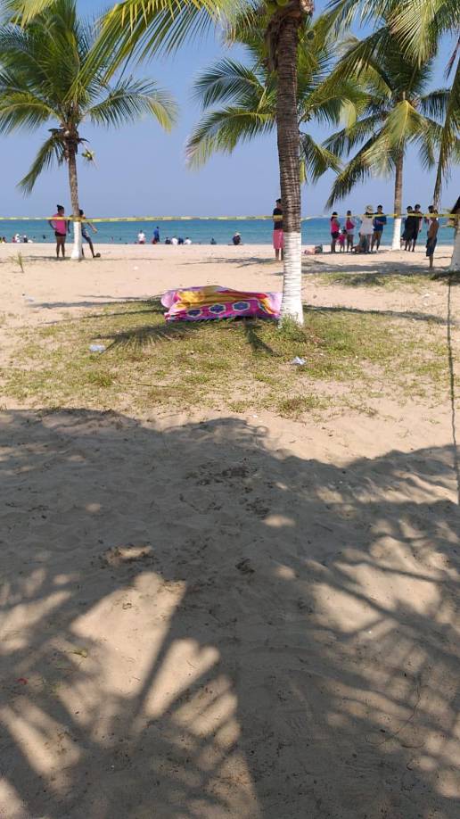 También llegaron agentes de la Policía a vigilar la escena.