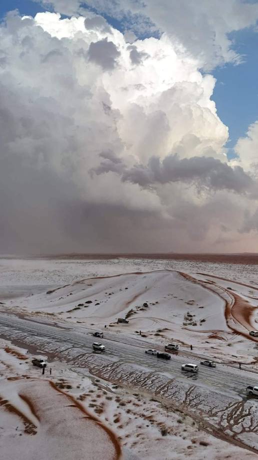 Desde el pasado viernes, una inusual tormenta arrojó granizo y nieve en la región de Al-Jawf, por primera vez en la historia.