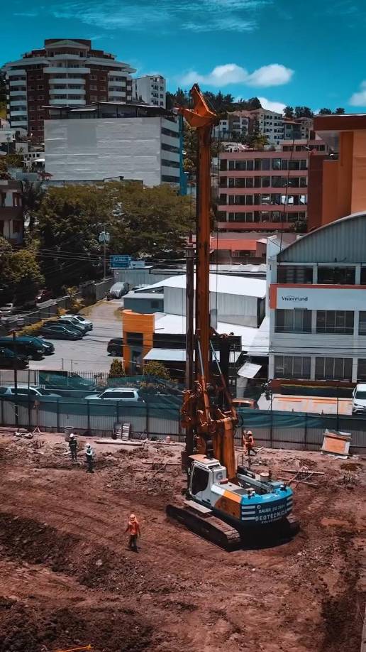 “Hay que dejar de construir casitas e irnos hacia arriba con apartamentos, concentrar todo en un lugar para ofrecer servicios con un costo más accesible y eficiente, así como densas donde todos podemos vivir juntos”, argumentó.