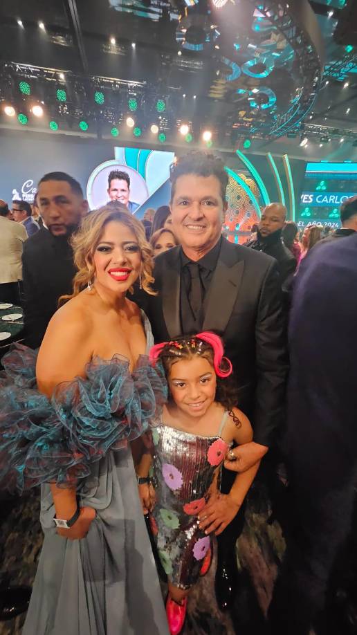 El artista colombiano Carlos Vives posó también con la presentadora hondureña.