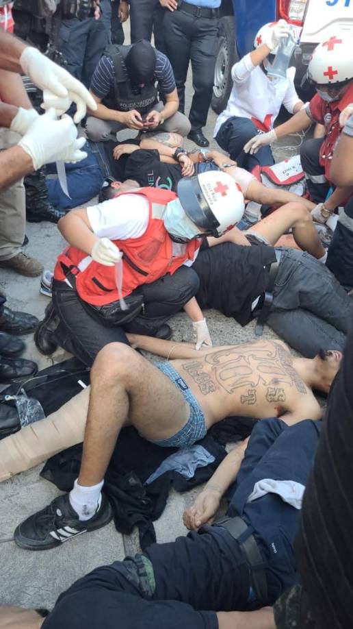Los sujetos tenían varios tatuajes alusivos a pandillas y maras en sus cuerpos. Fueron atendidos por socorristas. 