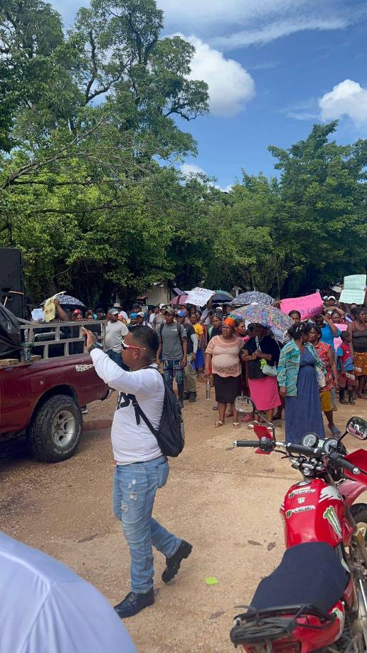 Ante esas acciones, las Fuerzas Armadas de Honduras habían solicitado un desalojo a las construcciones de los campamentos establecidos por los pobladores, por lo que se mantenían en alerta.