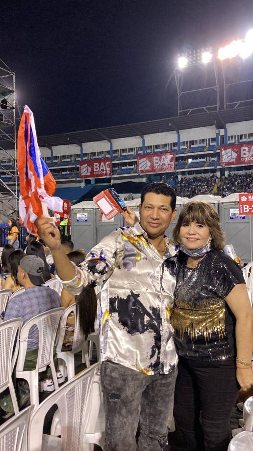 Norberto Martínez y Anette Mendoza vinieron desde Puerto Rico, no quisieron esperar hasta enero, mes que el reguetonero actuará en su país.