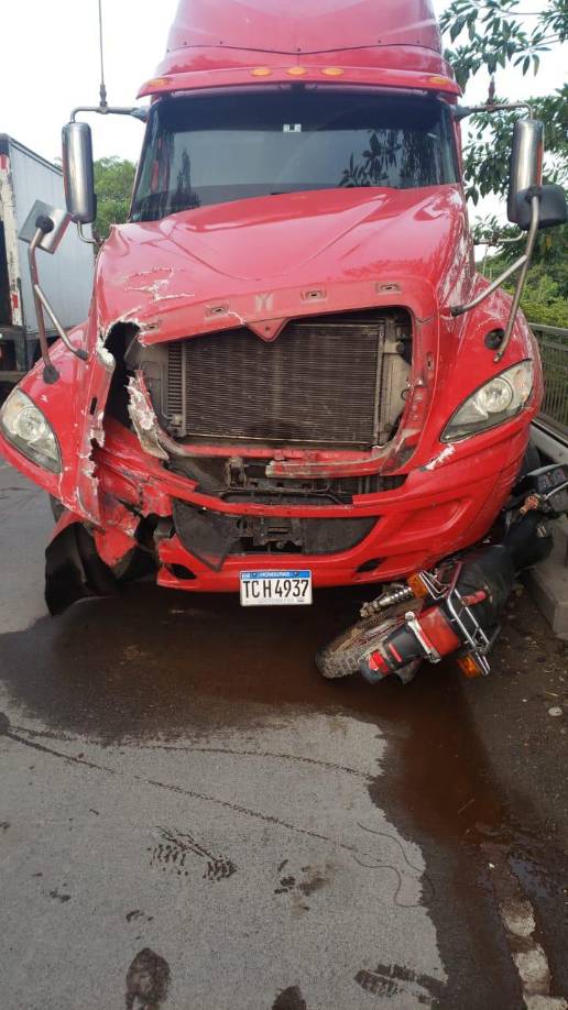 La motocicleta quedó debajo de la rastra.