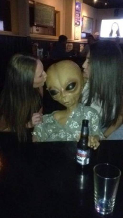 Al 'marcianito' le gusta posar con mujeres y salir a divertirse.