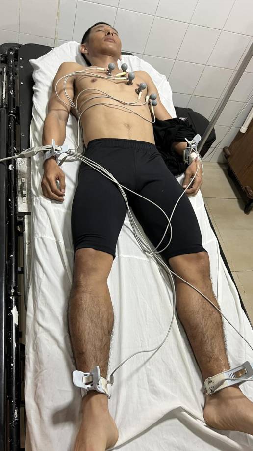 “Debido a los resultados irregulares del electrocardiograma y la prueba de sangre, Shin será internado y tratado por un especialista”, informó el equipo de Shin.