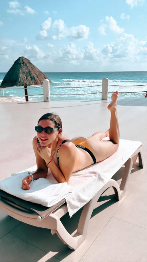 En algunas fotografías, ha lucido traje de baño en los momentos en los que ha pasado en la playa, donde le han “llovido” varios piropos.