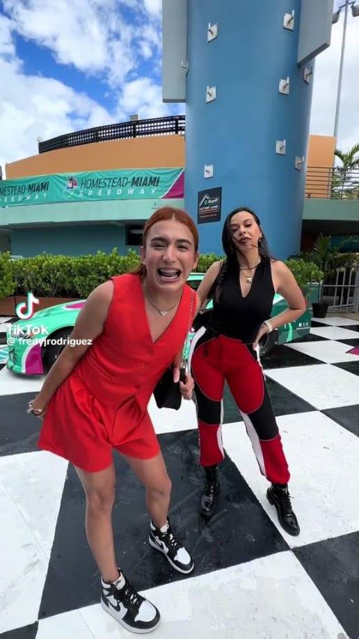 A demás el Influencer compartió un vídeo a su cuenta de TikTok donde a parece la famosa YouYuber hondureña Ana Alvarado, conocida mayormente como “LipstickFables”. 