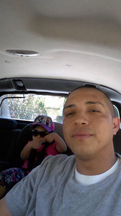 Rojas-Sánchez dijo que los dos sospechosos se fueron en un sedán blanco, aunque la policía de Dallas no ha confirmado la descripción del vehículo sospechoso en este momento.