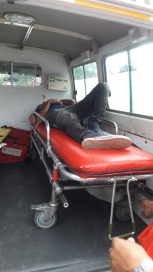 Rápido llegó una ambulancia a trasladar a los heridos.