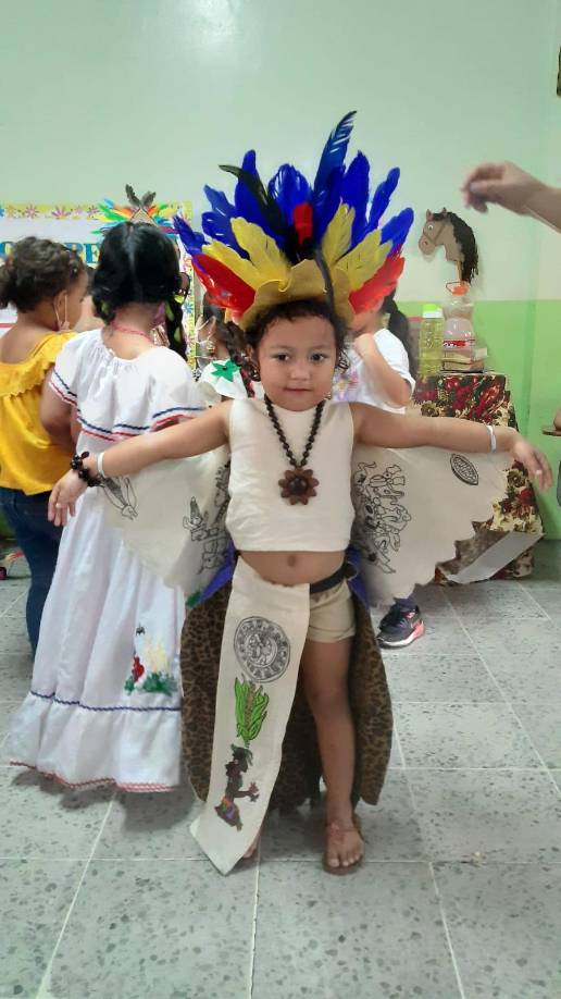 Niños de todas las edades se unieron a la celebración del Cacique Lempira con sus trajes típicos que sus madres elaboraron.