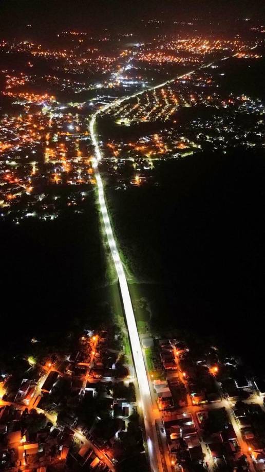 La Calle 8 fue iluminada y señalizada en su totalidad. Así luce de noche, luego de que se culminaron los trabajos. 