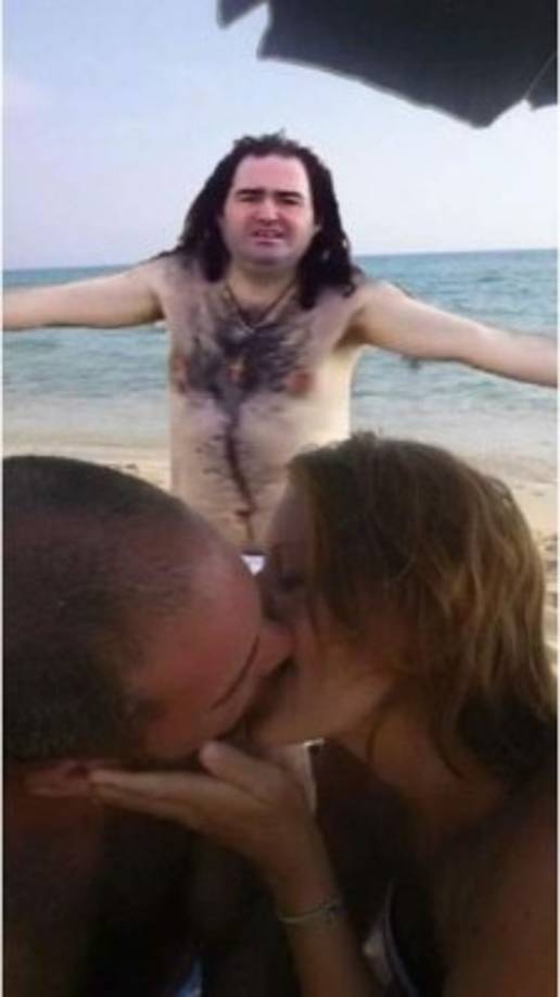 Un hombre peludo atrás de la pareja.