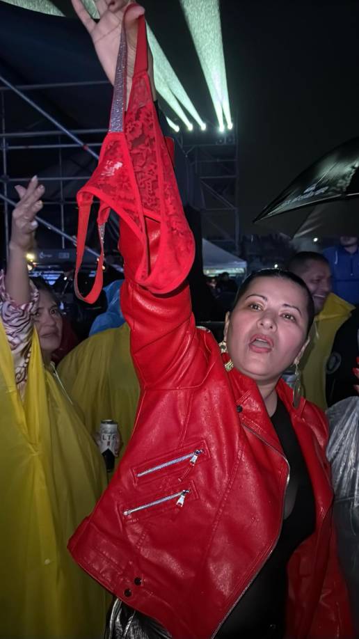 Hubo féminas que se animaron a lanzar ropa íntima al escenario, como suele ocurrir en los shows musicales para manifestar su fanatismo.
