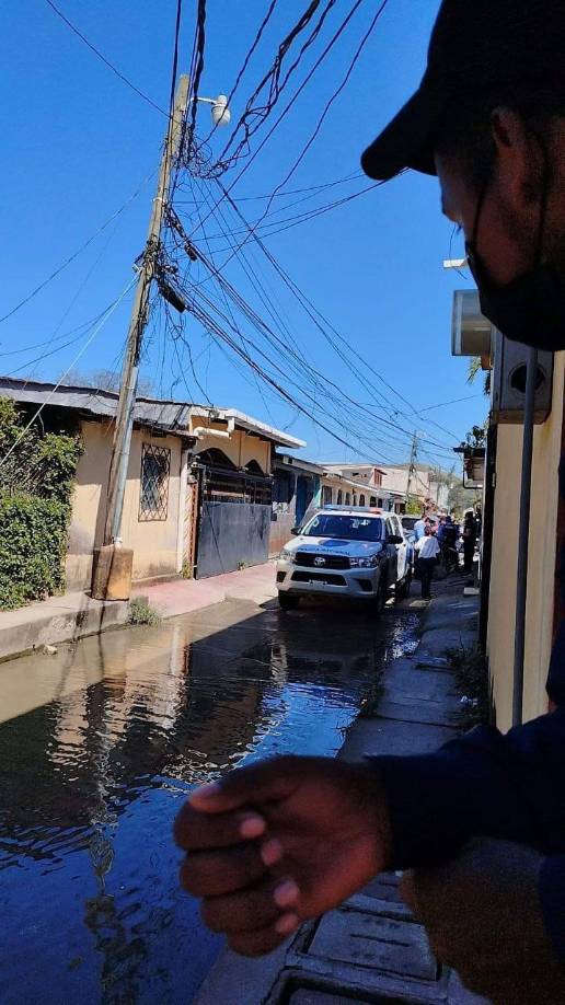 Inmediatamente trataron de sacarla de la casa para que recibiera ayuda, pero ella se negó a salir.