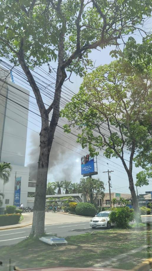 El humo del incendio fue visible desde la avenida Circunvalación de San Pedro Sula.