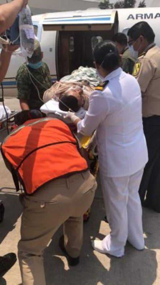 Momento en que uno de los hondureños es bajado del avión en México para luego ser trasladado al centro especial.