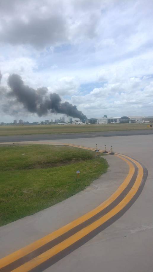 Varios videos muestran al aparato, que estaba en plena maniobra de aterrizaje, circulando a gran velocidad por la pista, antes de impactar contra viviendas aledañas a la terminal aérea.