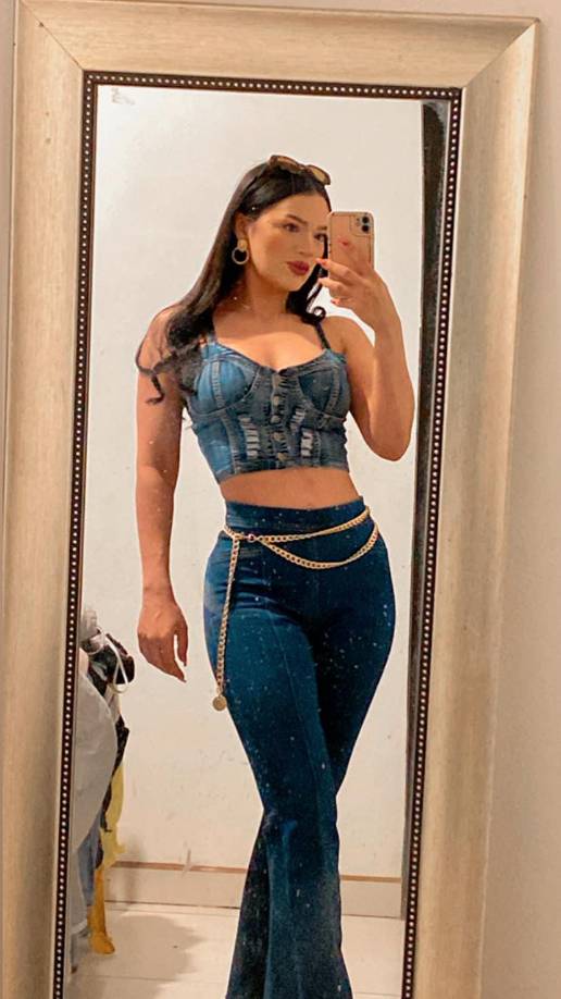 Los bomberos acudieron al llamado de emergencia para sofocar el fuego y encontraron solo una columna de humo dentro de la casa que provenía de la habitación.