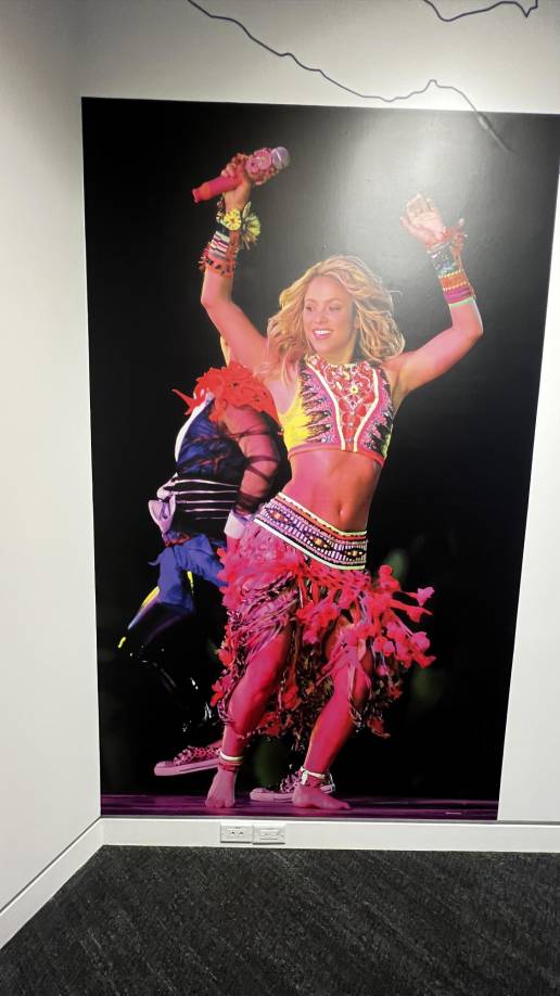 En 1995, desveló el álbum “Pies descalzos” y con ello inició una nueva etapa musical de éxitos a lo que le siguieron discos como “¿Dónde están los ladrones?” y “Laundry Service”, el álbum que la consagró internacionalmente al mezclar sus raíces latinas con el pop anglosajón.