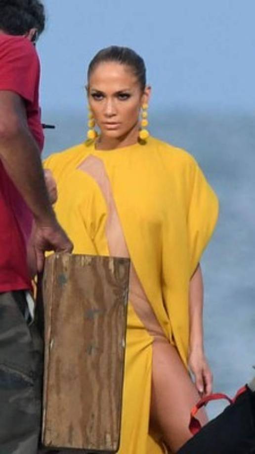 El vestido de JLo para este video fue diseñado por Michael Costello y los aretes por la diseñadora de joyas Rebecca de Ravenel. <br/><br/>En esta imagen se ve a la 'Diva del Bronx' en plena faena de grabación.