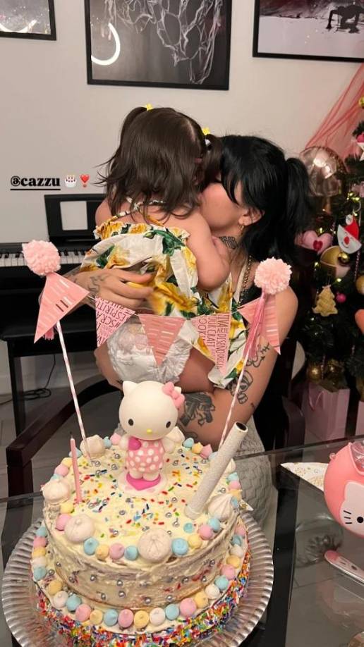 Esta fotografía fue una de las más tiernas que compartió la hermana de Cazzu, donde se le ve a la intérprete abrazando a su adorada hija. 