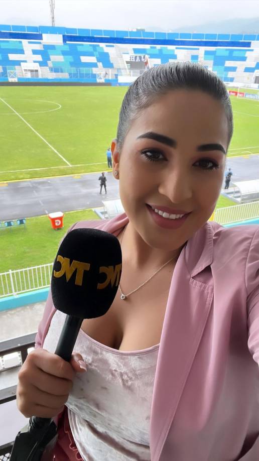 La presentadora de Televicentro, Martha Ríos, cautivó a muchos con su belleza en el estadio Nacional Chelato Uclés.