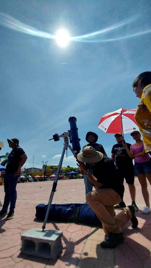 Cuando apenas comenzaba el eclipse esta hermosa postal fue captada por el lente de La Prensa en La Lima.