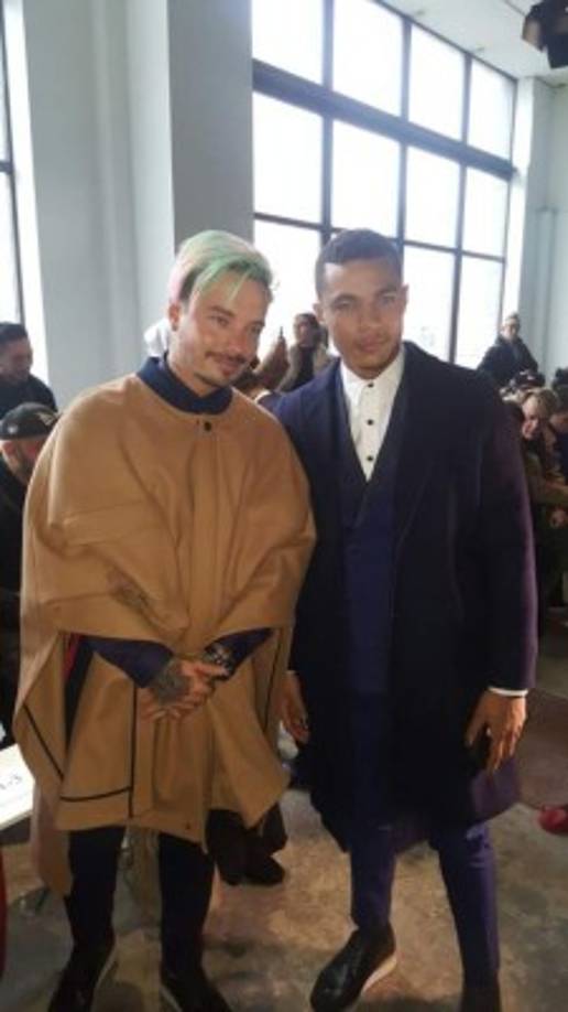 El famoso cantante colombiano J Balvin presente en primera fila en la pasarela de Carlos Campos.