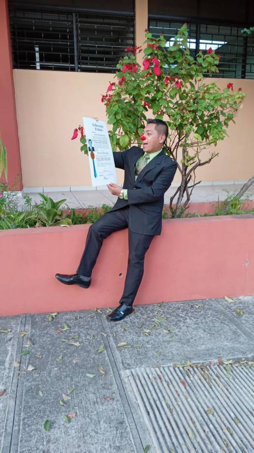 “<i>Esta es la historia de un payaso que soñó con ser profesor de matemáticas, sacó el bachillerato nocturno contando chistes en los buses, luego confiaron en él en eventos privados y para empresas de prestigios</i>“, escribió él mismo en sus redes.