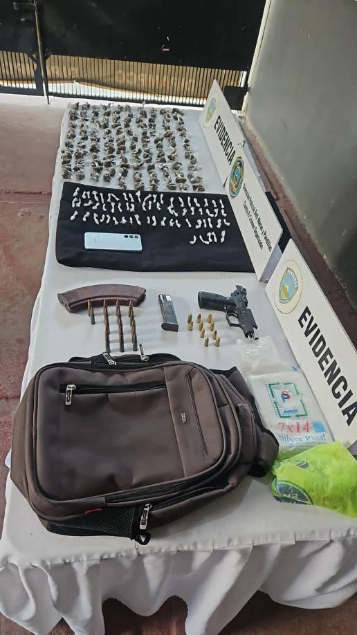 Además, se incautaron 126 bolsitas de supuesta marihuana y 65 envoltorios de presunta cocaína, junto con un teléfono celular y una mochila que contenía estos objetos.