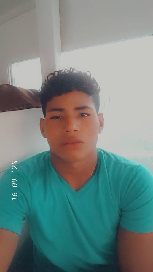 ”Pobre muchacho, qué desgracia”, se escucha a un hombre decir mientras se logra llegar hasta donde estaba muerto Osmel.