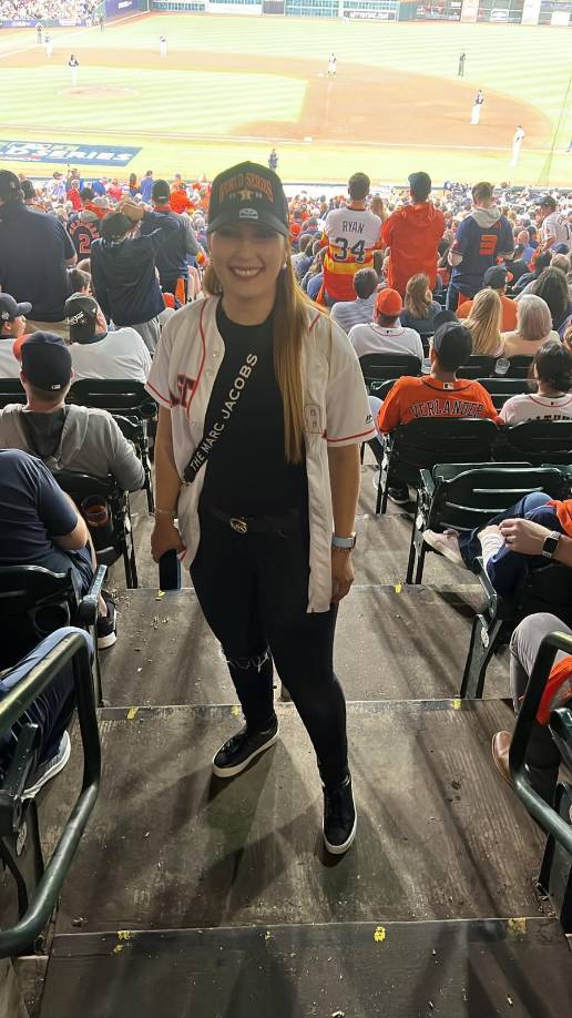 La bella periodista hondureña Jenny Fernández de Grupo OPSA vio en directo el debut de Mauricio Dubón en una Serie Mundial.