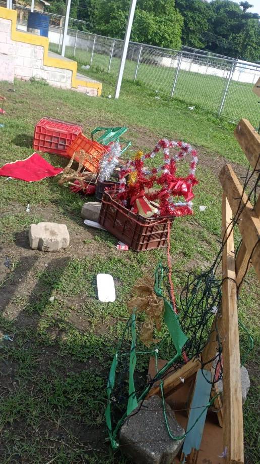Muchas de las decoraciones quedaron reducidas a basura.