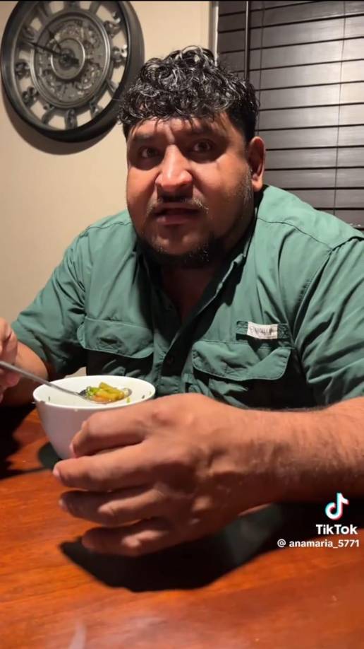 Mientras Ana María observa divertida y se ríe de la escena, el padre decide compartir un discurso que sorprendió a todos. “¿Y qué tiene de malo?”, dice, antes de añadir: “Hubiera querido que tú me regalaras algo cuando éramos novios”.