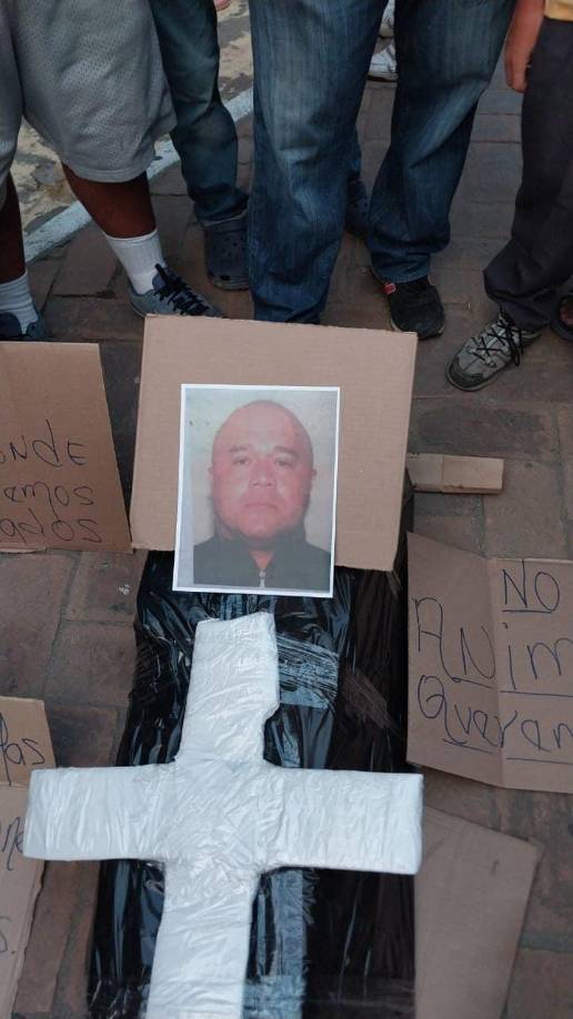 Se tomó una pastilla y luego se desplomó. Fue trasladado a un hospital cercano, en donde falleció.