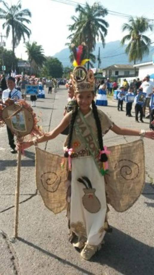 Bandas de guerra, palillonas, pelotones y los pequeños estudiantes portando los símbolos patrios hacen derroche de civismo en las tradicionales marchas de los escolates.