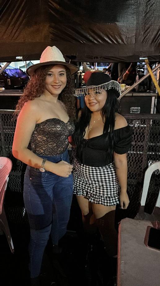 Elizabeth Flores y Lesby Rodríguez llegan desde Tocoa, Colón a disfrutar del show.
