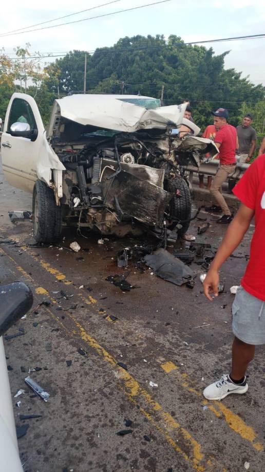 Una camioneta particular también estuvo involucrada en el choque.