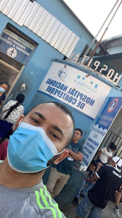 “Tenemos tres días deambulando en las calles, pero logramos quedarnos en un albergue”, contó Daniel.