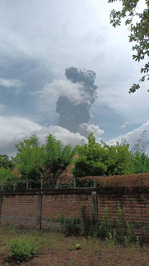 Un ciudadano nicaragüense identificado como Gonzalo Potoy relató que primero escuchó un retumbo y luego vieron el humo elevarse al cielo del volcán.