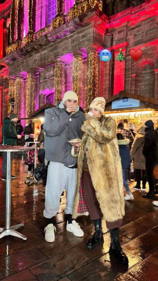 Theo Hernández, futbolista francés del AC Milán, y Zoe Cristofoli, abrigados y tomándose una bebida para intentar entrar en calor en Milán.