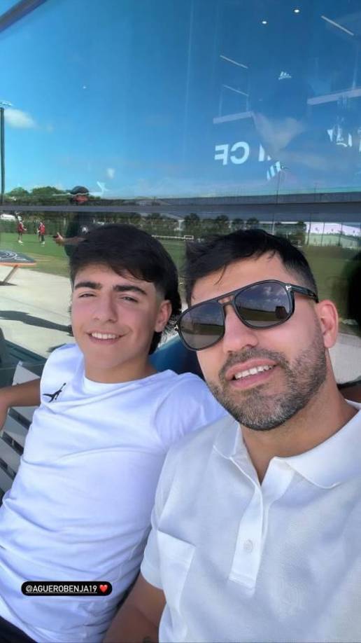 El invitado estelar para la que fue la primera jornada de labores de Messi, Busquets y compañía fue Sergio Agüero. El <i>Kun </i>se acomodó en una banca contigua a la cancha bajo la sombra junto a su hijo Benjamín y disfrutó en vivo de la calidad de su ex compañero de selección y amigo íntimo.