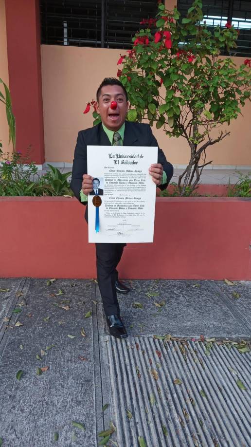 Payasito se gradúa de la universidad y se vuelve viral