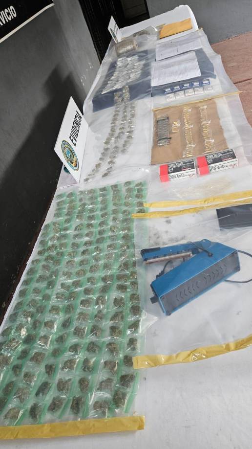 51 envoltorios de supuesta cocaína, 228 bolsitas y dos paquetes de marihuana, 24 proyectiles de guerra, 60 de uso permitido, cuadernos contables, 10 tarjetas SIM, un celular y un aparato para empacar drogas fueron decomisados.