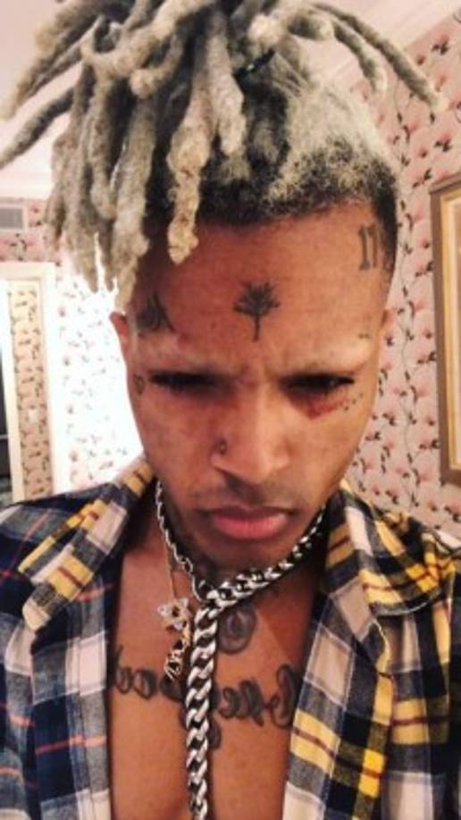 4- Éxito temprano<br/><br/>XXXTentacion tuvo un éxito temprano con el lanzamiento de sus dos primeros álbumes oficiales. ''17'' y ''?'' ambos entraron a las listas de Billboard con '?' debutando en el n. ° 1 en marzo de 2018.<br/><br/>