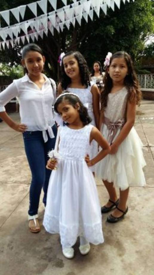 <br/>Carmen Baide<br/>Las princesas de casa, las amo con todo mi corazón y les deseo muchas bendiciones.