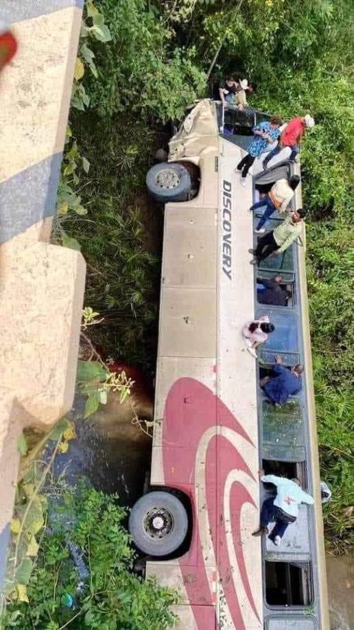Por tierra y aire trasladan a heridos tras accidente de bus